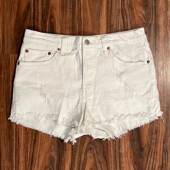 NWOT Levi’s 501 Distressed Shorts - Picture 2 of 12